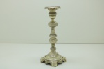 PRATA DE LEI BRASILEIRA - Castiçal em prata brasileira, contraste 10 dinheiros, marca do prateiro, século XIX. Corpo com torneados diversos, rendilhados e cinzelados sobre base quadrangular. Alt. 21 cm e peso: 371 gr. PEÇA NÃO EXPOSTA NO LEILÃO, A MESMA ENCONTRA-SE NO COFRE DO BANCO.