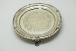 PRATA DE LEI - Elegante salva em prata contrastada, repuxada e com borda perolada com delicada flores, Dona Maria, elevada por 3 pés em formato de garras, fundo lavrado. Med. 3x17,5 cm e peso 253 gr. PEÇA NÃO EXPOSTA NO LEILÃO, A MESMA ENCONTRA-SE NO COFRE DO BANCO.