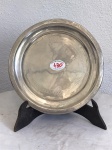 PRATA DE LEI - Elegante salva em prata contrastada, repuxada e com borda recortados onduladas e decorados em relevo, elevada por 3 pés em formato de garras, fundo lavrado, estilo Dona Maria. Med. 18 cm e peso 228 gr. PEÇA NÃO EXPOSTA NO LEILÃO, A MESMA ENCONTRA-SE NO COFRE DO BANCO.