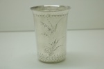 PRATA DE LEI - Antigo copo em prata brasileira lavrada com ramos e flores. Alt.: 11cm. Peso: 263 g. PEÇA NÃO EXPOSTA NO LEILÃO, A MESMA ENCONTRA-SE NO COFRE DO BANCO.