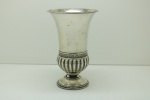 PRATA DE LEI - Belíssima floreira em prata de lei, contrastada, repuxada com parte inferior do corpo decorada com godrões, com faixa floral em relevo, sobre 4 esferas e base circular com borda perolada. Med. 21x14 cm e peso 422 gr. PEÇA NÃO EXPOSTA NO LEILÃO, A MESMA ENCONTRA-SE NO COFRE DO BANCO.