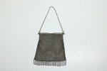 PRATA DE LEI - Antiga bolso em malha de prata, com franjas. Med. 14x12 cm e peso 178 gr. Teor 800 mls. PEÇA NÃO EXPOSTA NO LEILÃO, A MESMA ENCONTRA-SE NO COFRE DO BANCO.