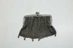 PRATA DE LEI - Antiga bolsa em malha de prat. Med. 7x8 cm e peso 45 gr. Falta 1 pingente. Teor 925 mls.PEÇA NÃO EXPOSTA NO LEILÃO, A MESMA ENCONTRA-SE NO COFRE DO BANCO.