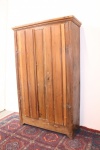 Antigo armário mineiro com 2 portas com prateleiras internas em madeira nobre maciça com fechaduras em ferro. Séc. XIX. Med.198x118x50 cm. Marcas do tempo e de uso.