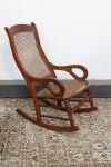 Cadeira de balanço em madeira nobre com assento e encosto em palhinha. Med. 99x53x79 cm.  Marcas do tempo.