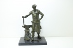 Antiga escultura em petit-bronze representando ferreiro, base em mámore preto. Med. 32x22x16 cm.