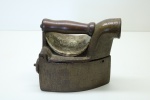 Ferro a brasa p/ roupas - manufatura Samsa - cabo em madeira. Med. 18x20x11 cm.