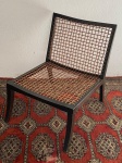 DESIGNER - Poltrona Sofia (2002), desenhada por Maria Cândida Machado, é estruturada em madeira (freijó) e tramada com cordões de couro. Med. 80x65x77 cm. Em excelente estado.