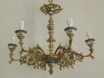 Belíssimos lustre para 6 velas em porcelana policromada com faixas na cor azul turquesa, decorado com cenas flores, guarnições e aplicações em bronze, acabemento em forma de pinha. Em perfeito estado. Med. aproximada 50x60 cm, sem contar a corrente.