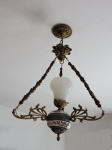 Belíssimo Lustre Francês em porcelana europeia, decoração com detalhes azul e florais. Aplicações, guarnições e pinha em bronze cinzelado, com manga central em opalina. Med. 65x40 cm de dia.