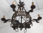 Antigo lustre estilo colonial com 6 braços para luzes em ferro batido. Será necessário nova instalação elétrica. Med. 80x88 cm. Necessita restauro.