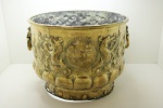 Grande cachepô em metal dourado de origem européia (França), ricamente decorado em relevo, leão central, flor de Lis. Séc. XIX. Med. 37x48 cm. Sem o fundo.