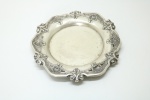 PRATA DE LEI - Salva em prata de lei, portuguesa, contrastada Javali II, repuxada com borda lavrada e cinzelada, decorada com conchas, arabescos e folhagens. Dia 20 cm e peso 171 gr. PEÇA NÃO EXPOSTA NO LEILÃO, A MESMA ENCONTRA-SE NO COFRE DO BANCO.