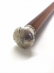 Bengala em madeira nobre com castão em prata de lei, lavrado e cinzelado com motivos florais, ponteira em metal espessurado a prata. Alt. 92 cm.
