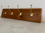 DIVERSOS - Cabideiro em Pinho de Riga com 4 ganchos em bronze polido. Med. 71x18 cm.