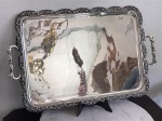 METAL ESPESSURADA A PRATA - Linda bandeja retangular em metal espessurada a prata, com alças laterais, fundo liso e borda ricamente decorada em relevo. Med. 63x40 cm. Banho em ótimo estado.