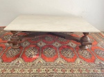 Mesa de centro em madeira nobre com tampo em mármore carrará. Med. 36x130x94 cm.