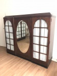 Guarda roupa em madeira nobre (Ímbuia),  3 portas com espelho bisotado. Med. 209x180x55 cm.