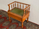 Antiguíssima cadeira para higiêne íntima em madeira nobre torneada com assento estofado em veludo verde, interior com bacia em louça européia, possivelmente inglesa. Med. 61x55x38 cm.