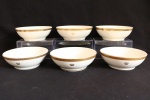 PORCELANA - Lote de conjunto em porcelana em tom marfim com bordas ricamente douradas e gravadas com delicada coroa, composto de: 6 bowls. Med. 5x15 cm.