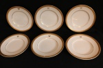 PORCELANA - Lote de conjunto em porcelana em tom marfim com bordas ricamente douradas e gravadas com delicada coroa, composto de: 6 pratos de sobremesa. Dia. 17 cm.
