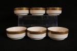 PORCELANA - Lote de conjunto em porcelana em tom marfim com bordas ricamente douradas, composto de: 6 potinhos para manteiga individuais. Med. 3x7 cm.