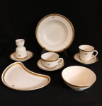 PORCELANA - Lote de conjunto individual em porcelana em tom marfim com bordas ricamente douradas e gravado com delicada coroa, composto de: Prato fundo, prato para biscoito, porta ovo, xícara de chá, xícara de chocolate e bowl.