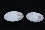 PORCELANA - Lote de parte de jogo de jantar em porcelana em tom branca com bordas levemente recortada, decorada com delicadas rosas policromadas e frisos dourados, composto de: 2 saladeiras redondas. Maior 7x23 cm e menor 6x22 cm.