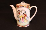 PORCELANA ORIENTAL - Bule em porcelana oriental ricamente policromada decorada com 2 cenas, sendo 1 de gueixas e seu cotidiano e o antiverso frutos, flores, folhagens e borboleta com filetes dourados, marcado no fundo. Med. 11x13x17 cm.