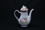 LIMOGES - Delicado bule de café em porcelana branca, ornado com motivos florais, pintados a mão e belíssima douração. Med. 23x23 cm. Marcado no fundo.