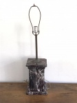 Belo abajur com coluna em mármore, base quadrada e haste em metal. Não possui cúpula. Med. 60x19x19 cm.
