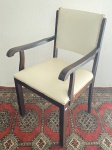 Cadeira de braço em madeira nobre estofada do curvim branco. Med. 92x57x48 cm.
