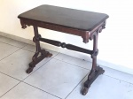 Aparador em madeira nobre torneada. Med. 72x87x50 cm.