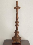 Antigo tocheiro sacro em madeira nobre, esculpido e entalhado. Séc. 105x24x10 cm.