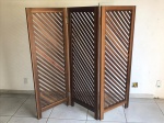 Biombo em madeira nobre (Ímbuia). Med. 162x181 cm.