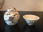PORCELANA ORIENTAL -Lote de pequeno potiche e bowl policromado. alt. 13 cm e 5,5x12 cm.