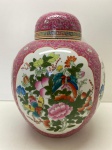 PORCELANA ORIENTAL - ANTIGO E BELO POTICHE ORIENTAL - Feito em porcelana com policromia em relevo. Alt. 26 cm.
