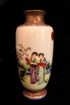 PORCELANA ORIENTAL - Vaso em porcelana chinesa. Ricamente decorado com desenhos orientais, representando Gueixas em seu cotidiano. Marcada com 3 selos vermelho no bojo e seo no fundo. Pintado a mão. Medindo: 20 cm de altura.