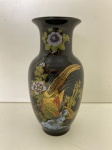 PORCELANA ORIENTAL - Vaso em porcelana chinesa. Ricamente decorado com desenhos orientais. Medindo: 15 cm de altura.