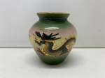 PORCELANA - Vaso em porcelana ricamente decorado com desenhos orientais. Medindo: 7 cm de altura.