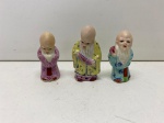 PORCELANA ORIENTAL - Conjunto de 3 estutuas pequenas, representando chineses. Alt. 5 cm.