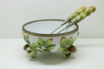 FAIANÇA - Belo bowl em faiança, policromado, decorado com nozes em relevo, finalizado com aro em metal espessurado a prata. Med. 12x22 cm. Acompanha talheres para servir. Uma colher com o cabo colado.