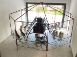 Antigo carrossel de parque de diversões completo. Medidas carrossel Diâmetro 4m / Altura 174 cm/ Diâmetro da cerca 465 cm / Altura da cerca 296 cm / Altura cavalo 76 cm / Comprimento cavalo 84 cm. Possue um cavalo com 1 pata solta, desgastes naturais do tempo e de uso. Funcionando.
