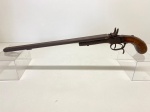 COLECIONISMO - Antiga arma, com 2 canos longos, cabo em madeira. Peça obsoleta. Med. 38 cm.