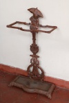 Gracioso bengaleiro/porta guarda chuva em fer forge, com linda fundição de menina com guarda chuva. Med. 65x38x17 cm.