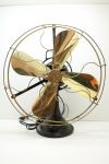 Antigo ventilador GE (General Eletric). Funcionando, porém não gira. Med. 50x47 cm.