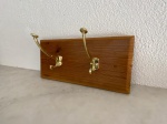 DIVERSOS - Cabideiro em Pinho de Riga com 2 ganchos em bronze polido. Med. 38x12 cm.