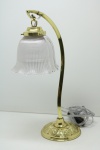 Delicado abajur de mesa  em metal dourado com tulipa em demi cristal  trabalhada. Alt. 37 cm. Em perfeito estado.
