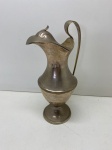 PRATA DE LEI - Delicada jarra em prata de lei, contrastada L COROA. Alt. 21 cm e peso 315 gr. PEÇA NÃO EXPOSTA NO LEILÃO, A MESMA ENCONTRA-SE NO COFRE DO BANCO.