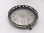 PRATA DE LEI - Salva em prata de lei, contraste 833 mls, lavrada e cinzelada, galeria vazada, elevada sobre 3 pés Flor de Lis. Peso 112 gr. PEÇA NÃO EXPOSTA NO LEILÃO, A MESMA ENCONTRA-SE NO COFRE DO BANCO.